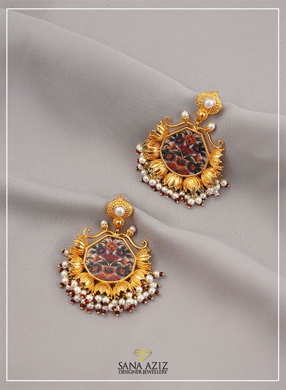 Detail view of the arabesque Chaand Baaliyan, from the Arabesque collection.