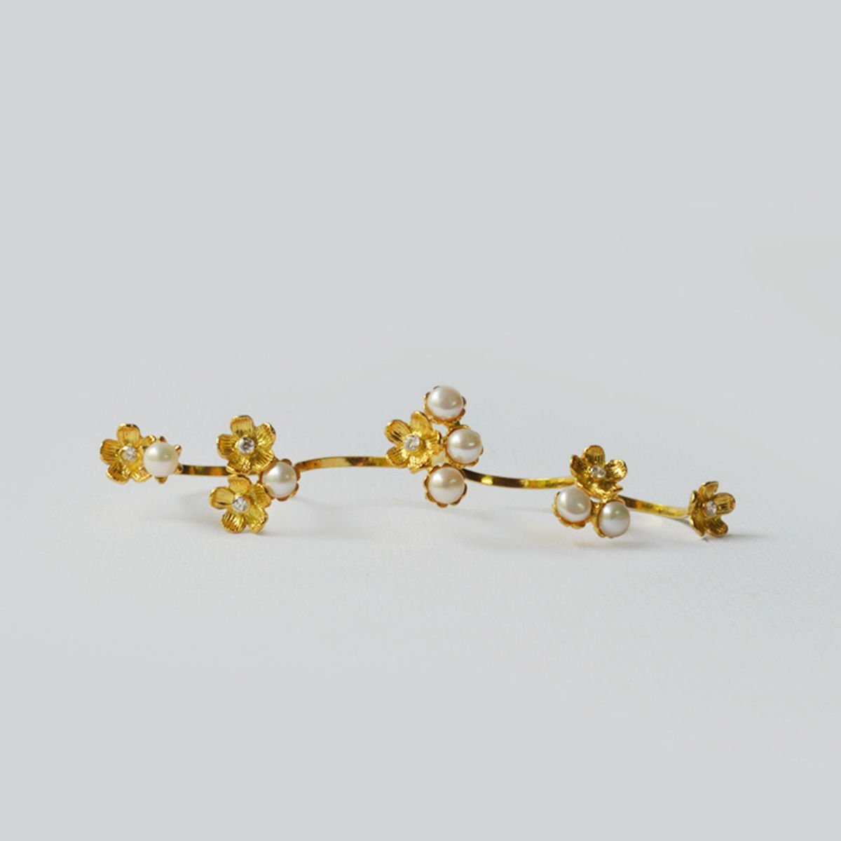 Lei Garden knuckle ring with Zircons and Pearls, from the Lei collection.
