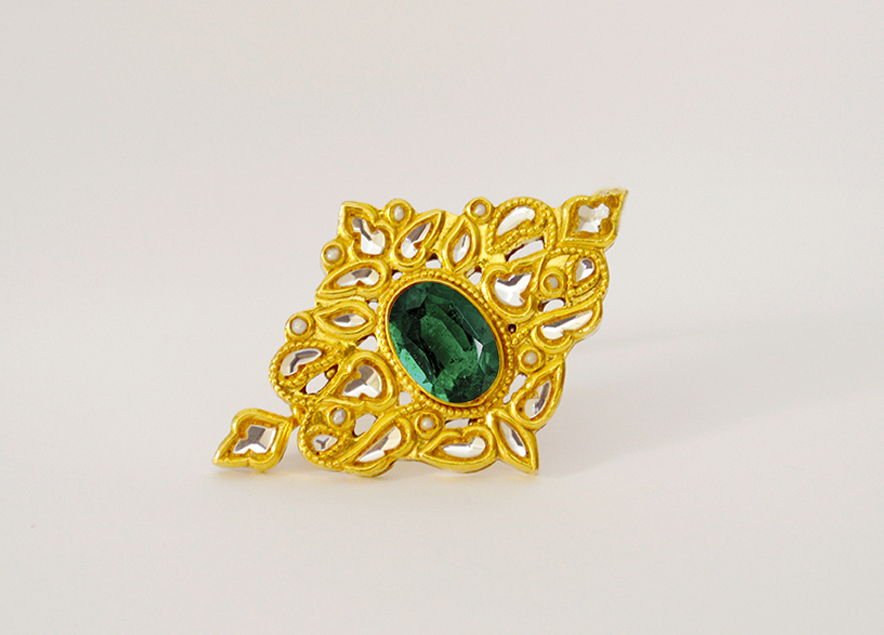 Kundan Hair-Clip with Emerald, from the Mumtaz collection.