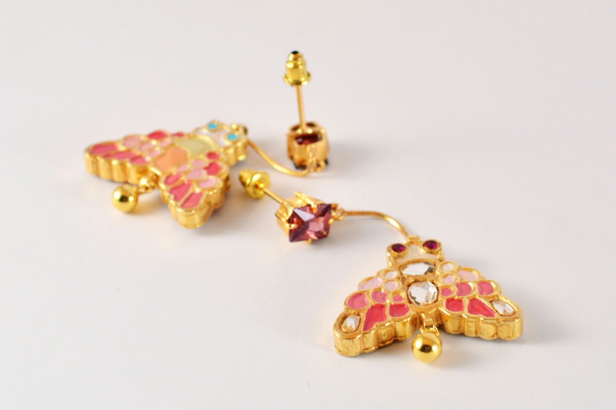 Wasp Earrings with Kundan details and pink enamel, from the Safari collection.