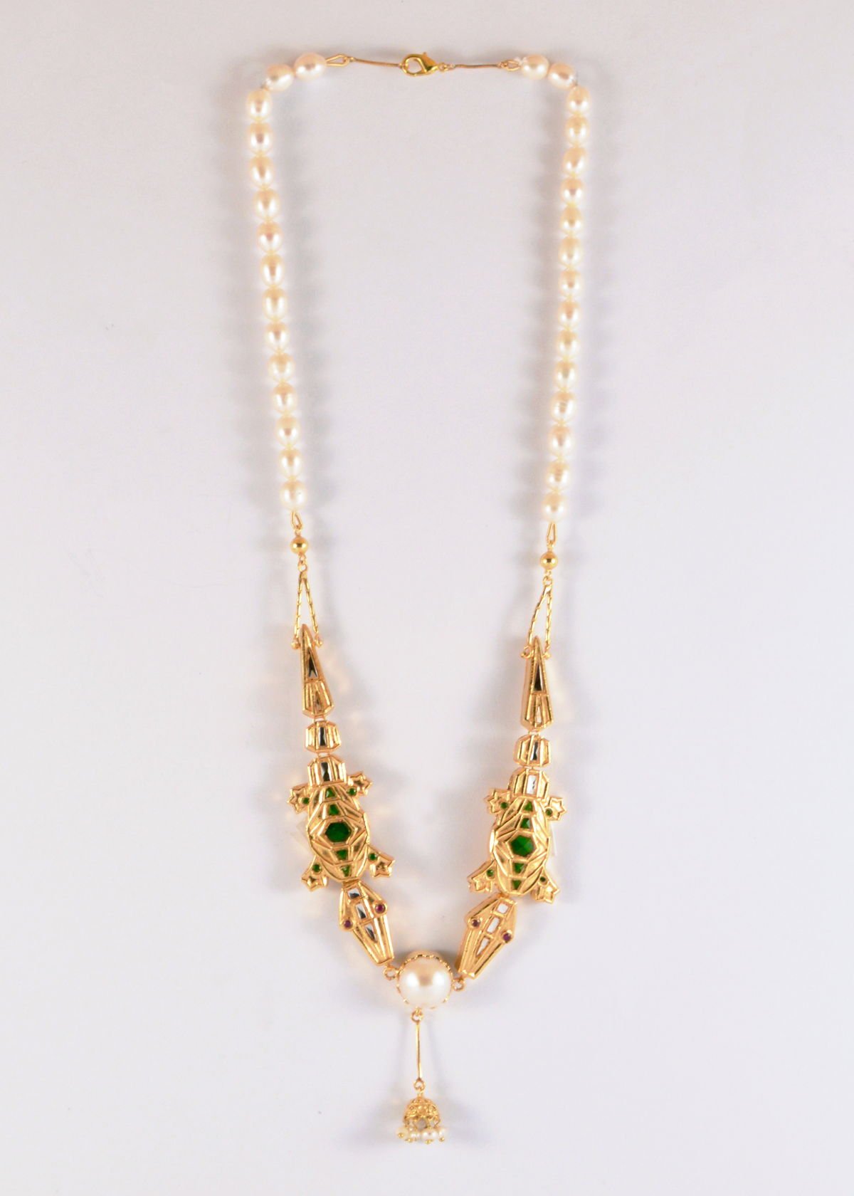 Double Alligator necklace with large pearls, from the Safari collection.