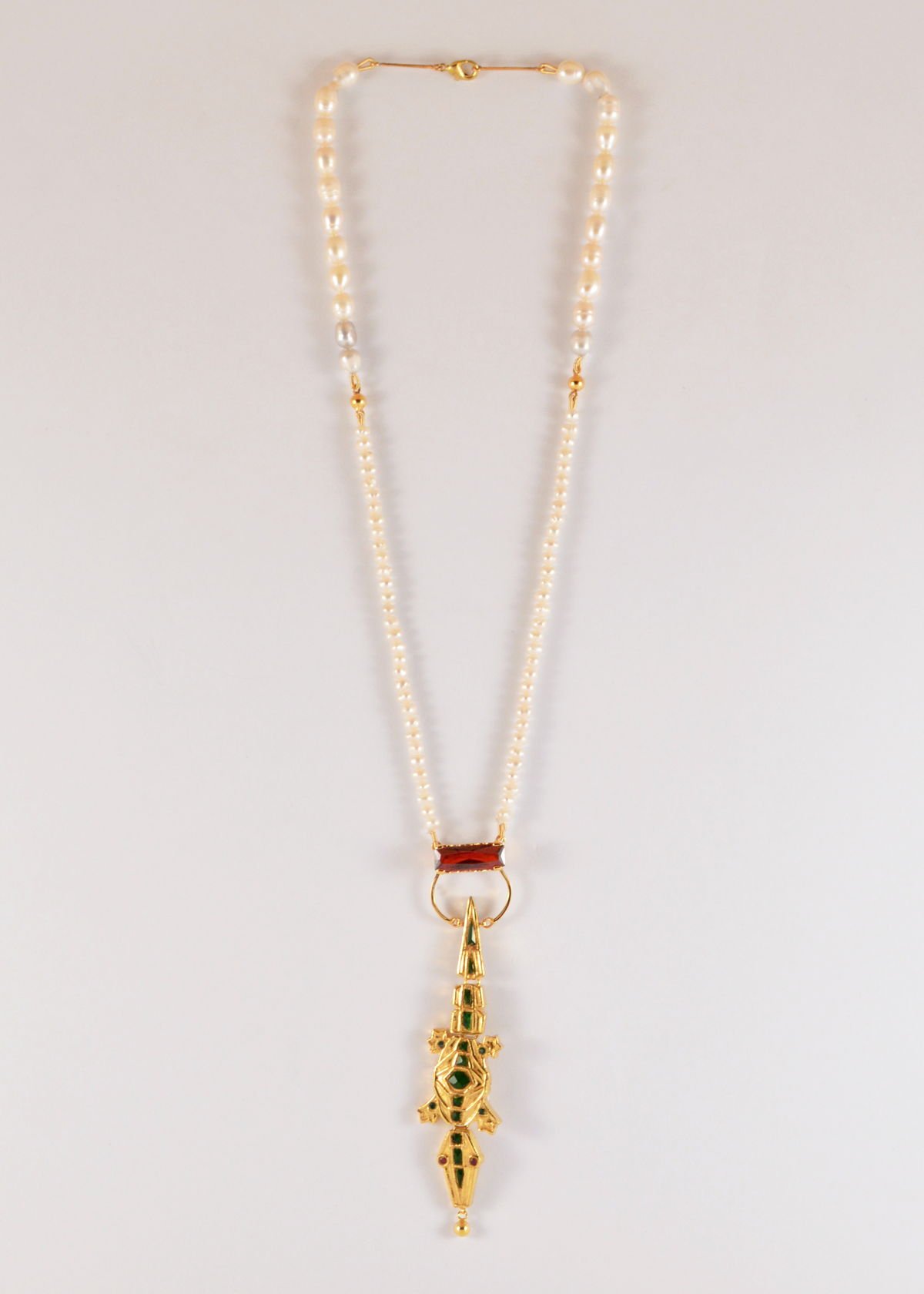 Alligator necklace with red zircons and graduated pearls, from the Safari collection.
