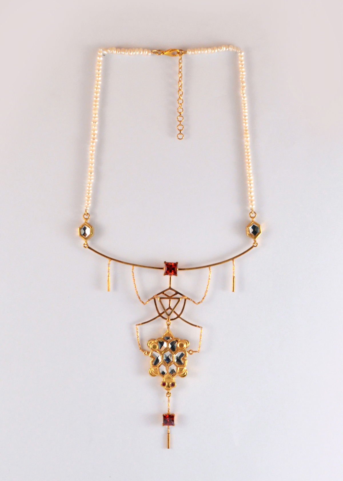 Turtle necklace with pearls and red zircons, from the Safari collection.